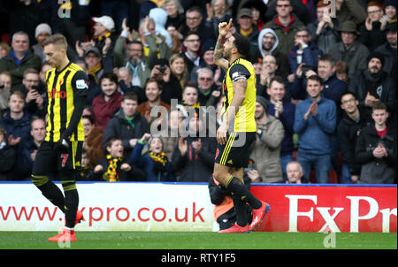 Troy Deeney de Watford (à droite) célèbre marquant son but premier du côté du jeu au cours de la Premier League match à Vicarage Road, Watford. Banque D'Images