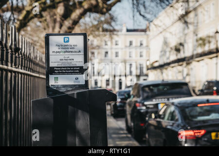 Londres, Royaume-Uni - 23 Février 2019 : : Parking des instructions sur un parcomètre dans une rue de Holland Park, le Royal Borough de Kensington et Chelsea. Holl Banque D'Images