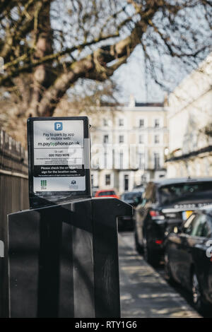 Londres, Royaume-Uni - 23 Février 2019 : : Parking des instructions sur un parcomètre dans une rue de Holland Park, le Royal Borough de Kensington et Chelsea. Holl Banque D'Images