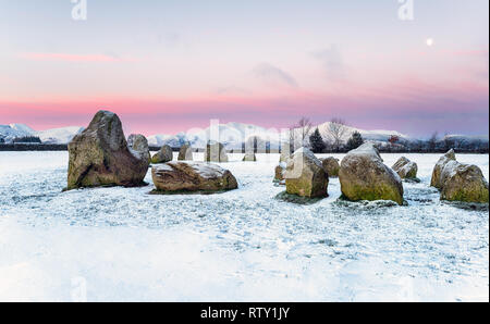 Lever du soleil d'hiver au cercle de pierres de Castlerigg dans le Lake District Banque D'Images