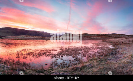 Au lever du soleil d'hiver Tewet Tarn près de Keswick dans le parc national de Lake District en Cumbrie Banque D'Images