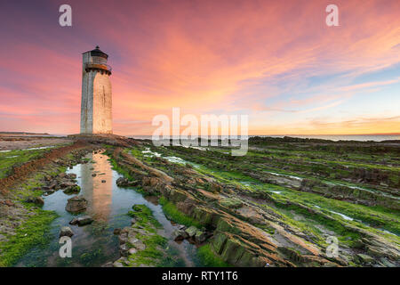 Superbe lever de soleil sur l'Southerness phare sur la côte d'Écosse Galloway Banque D'Images