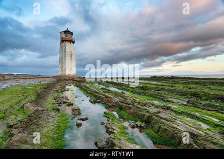 Soirée dramatique ciel sur le phare à Southerness sur la côte de Galloway dans le sud-ouest de l'Ecosse Banque D'Images