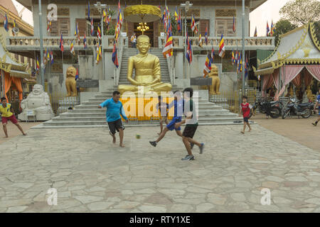 Les enfants jouent au soccer à Wat Ounalom temple de Phnom Penh Banque D'Images