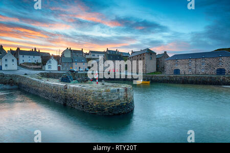 Coucher de soleil sur le joli port de pêche de Portsoy dans Aberdeenshire en Écosse Banque D'Images