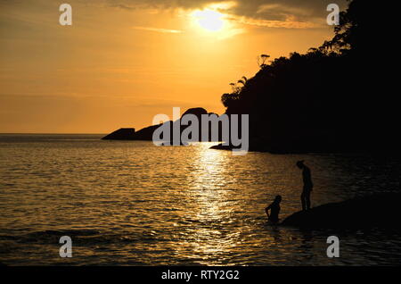 Coucher du soleil à Ponta Negra Beach à Rio de Janeiro. Ponta Negra est un petit village de pêcheurs situé entre Paraty et Trindade dans le Joatinga. Banque D'Images
