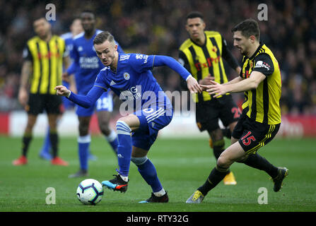 Leicester City's James Maddison (à gauche) et Watford's Craig Cathcart bataille pour la balle au cours de la Premier League match à Vicarage Road, Watford. Banque D'Images