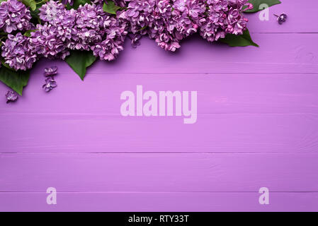 Lilac Floral border pour la conception. Carte de printemps avec l'espace de l'accueil ou texte publicitaire Banque D'Images