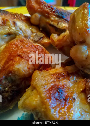 Ailes de poulet fumé à la maison dans un fumoir maison Banque D'Images