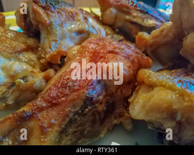 Ailes de poulet fumé à la maison dans un fumoir maison Banque D'Images