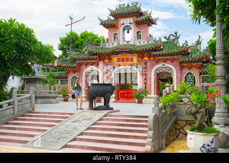 HOI AN, VIETNAM - Juin 2017 : les touristes asiatiques explorer la Pagode Phuc Kien assembly hall le 2 juin 2017 à Hoi An, Vietnam Banque D'Images