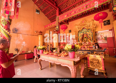 Intérieur de Guan Di temple traditionnel chinois dans Chinatown Kuala Lumpur, en Malaisie Banque D'Images