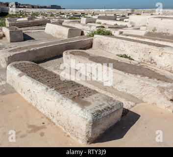 Les marqueurs blancs au cimetière juif, Essaouira, Maroc Banque D'Images