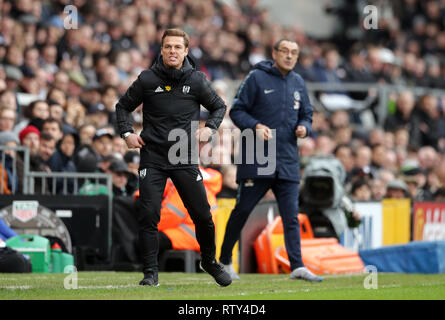 Gestionnaire de Chelsea Maurizio Sarri (droite) et Fulham gestionnaire intérimaire Scott Parker lors de la Premier League match à Craven Cottage, à Londres. Banque D'Images