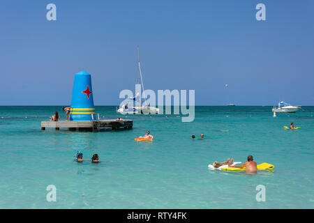 Groupe en mer, Palm Beach (Hôtel Riu Palace), District de Noord, Aruba, les îles ABC sous le vent, Antilles, Caraïbes Banque D'Images