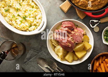 Dîner irlandais avec le bœuf et les pommes de terre, pain de soude et colcannon Banque D'Images