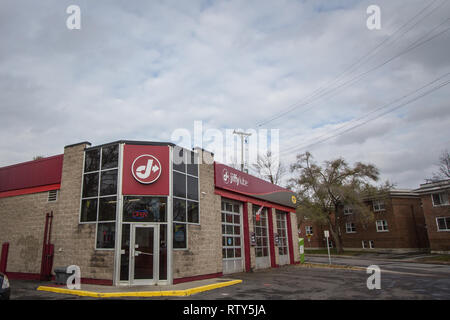 OTTAWA, CANADA - 12 NOVEMBRE 2018 : Jiffy Lube logo en face de leur magasin à Ottawa, Ontario. Jiffy Lube est une marque américaine de magasins mécanicien spe Banque D'Images