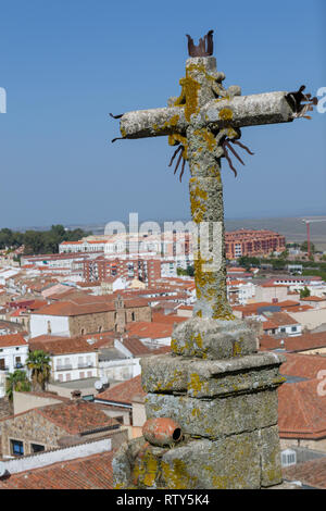 Croix en haut de 18e siècle, l'église de Saint François Xavier à Caceres (Espagne) Banque D'Images