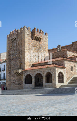 Tower of Bujaco à côté de l'ermitage de La Paz est l'un des principaux sites de Caceres (Espagne) Banque D'Images