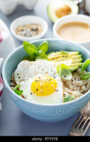 L'avoine salé avec des oeufs au plat et d'avocat pour le petit déjeuner Banque D'Images