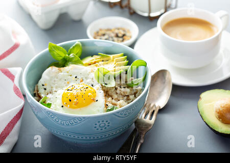 L'avoine salé avec des oeufs au plat et d'avocat pour le petit déjeuner Banque D'Images