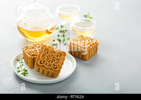 Mooncakes traditionnelles chinoises pour le milieu de l'automne festival avec d'œuf et le remplissage de fève Banque D'Images