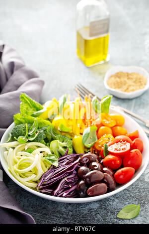 Arc-en-ciel de légumes variés salade avec tomates, olives, poivrons, brocoli et plus Banque D'Images