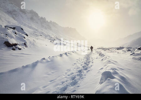 Sur la route touristique de la neige dans les belles montagnes à l'hiver Banque D'Images