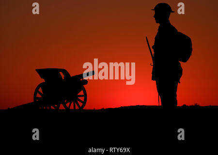 Silhouette d'ASI Australian soldat vêtu de Première Guerre mondiale robe avec fusil et sac à dos et casque comme pour la France et la Belgique au front de l'Ouest w Banque D'Images