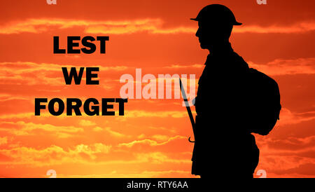 Soldat australien FIA silhouette en uniforme à partir de la première guerre mondiale, le Front de l'Ouest avec le lever du soleil et nous nous souviendrons d'arrière-plan Banque D'Images