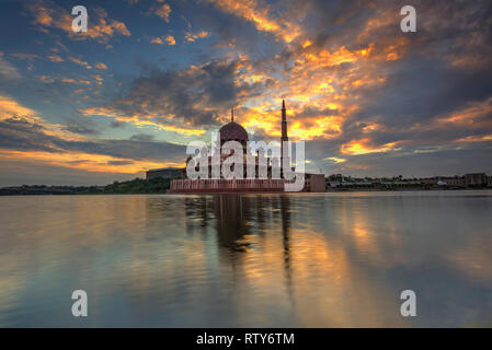 Mosquée Putra à Putrajaya, Malaisie lors amazing Morning Sunrise Banque D'Images