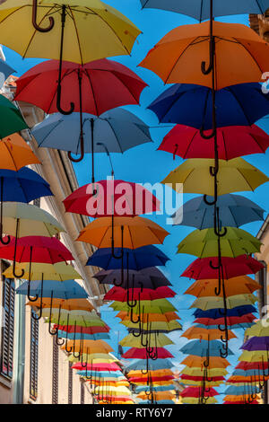 Rue parapluie dans la ville côtière de Novigrad sur la péninsule de l'Istrie en Croatie Banque D'Images