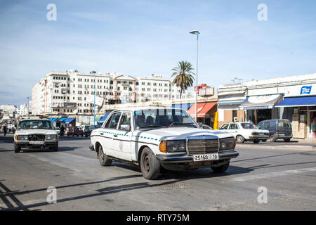 CASABLANCA, MAROC - 1 mars 2019 : un grand taxi dans les rues de Casablanca, Maroc. Banque D'Images