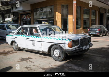 CASABLANCA, MAROC - 2 mars, 2019 : un grand taxi dans les rues de Casablanca, Maroc. Banque D'Images