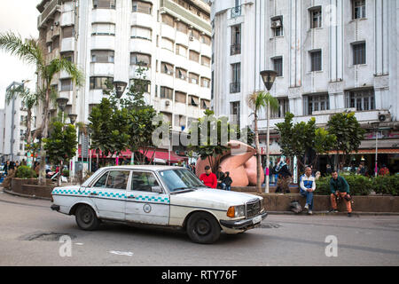 CASABLANCA, MAROC - 2 mars, 2019 : un grand taxi dans les rues de Casablanca, Maroc. Banque D'Images