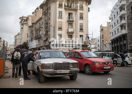 CASABLANCA, MAROC - 2 mars, 2019 : un grand taxi dans les rues de Casablanca, Maroc. Banque D'Images