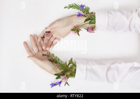 Main et couleur printemps fleur sont sur la table de la peau. Nature cosmétiques pour les soins de la peau à la main, un moyen de réduire les rides sur les mains, hydratant. La coopération naturelle Banque D'Images