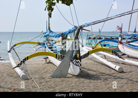 Bateau à voile coloré en Java, Indonésie. Banque D'Images