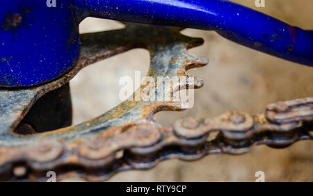 Rusti la chaîne sur le vieux vélo enfants close up - vieux et sale bike Banque D'Images