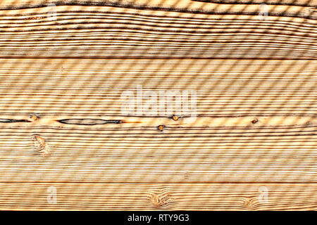 Vue de dessus - 24 faits de planches en bois éclairé par le soleil du matin, laissant les tons motif rayures diagonales. Abstract background. Banque D'Images