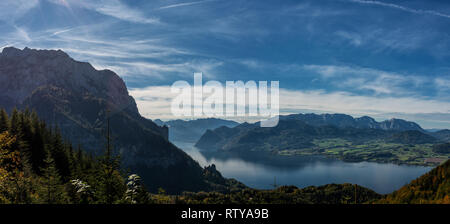 Vue panoramique sur le lac Traunsee en automne avec Alpes Banque D'Images