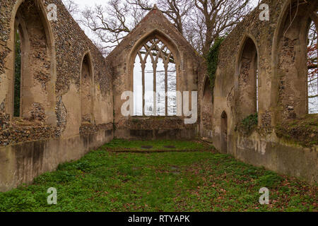 Vue des ruines de l'église de St Marys st mary tivetshall Norfolk Banque D'Images