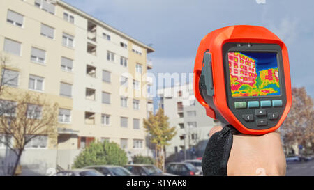 La détection de la perte de chaleur à l'extérieur du bâtiment à l'aide de caméra thermique Banque D'Images