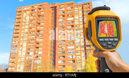 La détection de la perte de chaleur à l'extérieur du bâtiment à l'aide de caméra thermique Banque D'Images