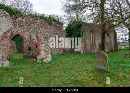 Vue des ruines de l'église de St Marys st mary tivetshall Norfolk Banque D'Images