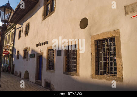 KOSICE, Slovaquie - 14 février 2019 : façade de Miclos dans la vieille ville musée de la prison de Kosice, Slovaquie Banque D'Images