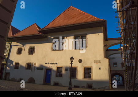 KOSICE, Slovaquie - 14 février 2019 : façade de Miclos dans la vieille ville musée de la prison de Kosice, Slovaquie Banque D'Images