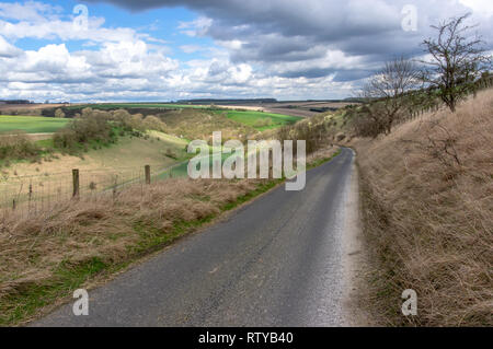 Une route vide à Thinxendale dans Yorkshire du Nord Banque D'Images