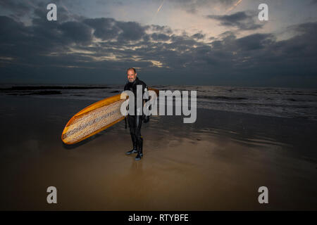 Surfer, remplir en Flash, Crépuscule, Compton Beach, île de Wight, Angleterre, Royaume-Uni, Banque D'Images