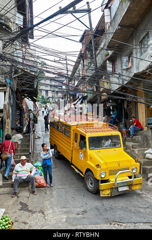 Baguio City, province de Benguet, Philippines - 5 mai 2012 : High angle de vue d'un jeepney de couleur jaune à une rue en pente dans un marché traditionnel de salon Banque D'Images